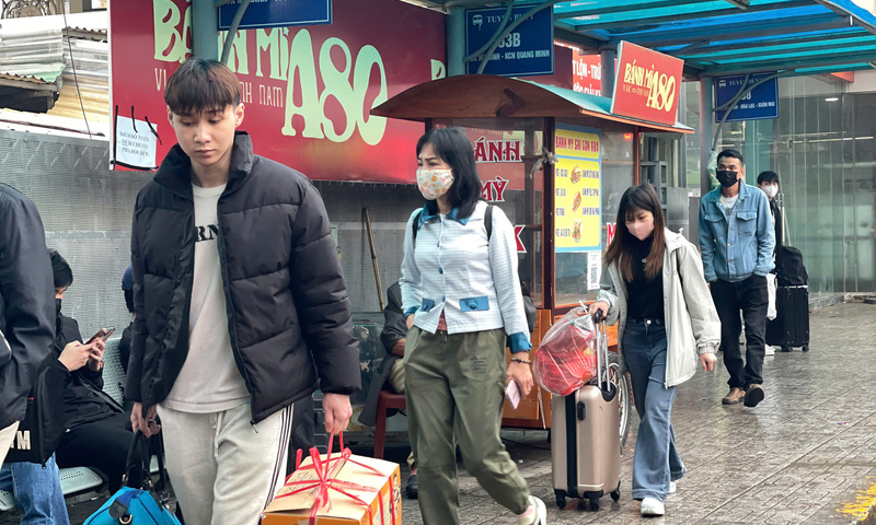 Ngày cuối kỳ nghỉ Tết, bến xe Mỹ Đình đón 'dòng' người trở lại Thủ đô