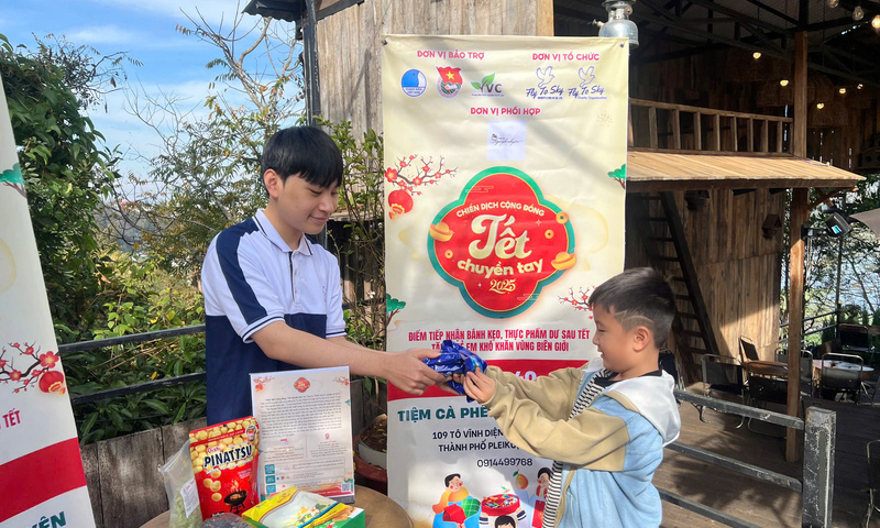 'Tết chuyền tay' 2026: Chia sẻ vị ngọt ngày xuân cho trẻ em vùng biên