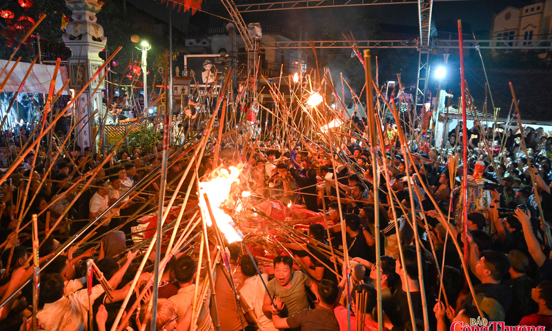 Độc đáo nghi lễ người dân mang sào đi xin lửa thiêng lúc nửa đêm ở làng Văn Nội