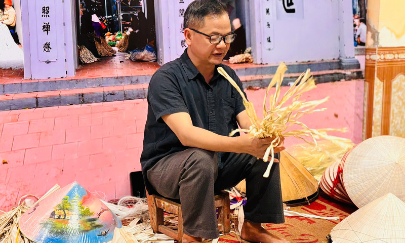 Gìn giữ nét xưa qua vành nón làng Chuông