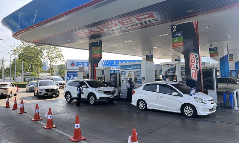 Người dân nhiều quốc gia đổ xô mua xăng, dầu do căng thẳng ở Trung Đông