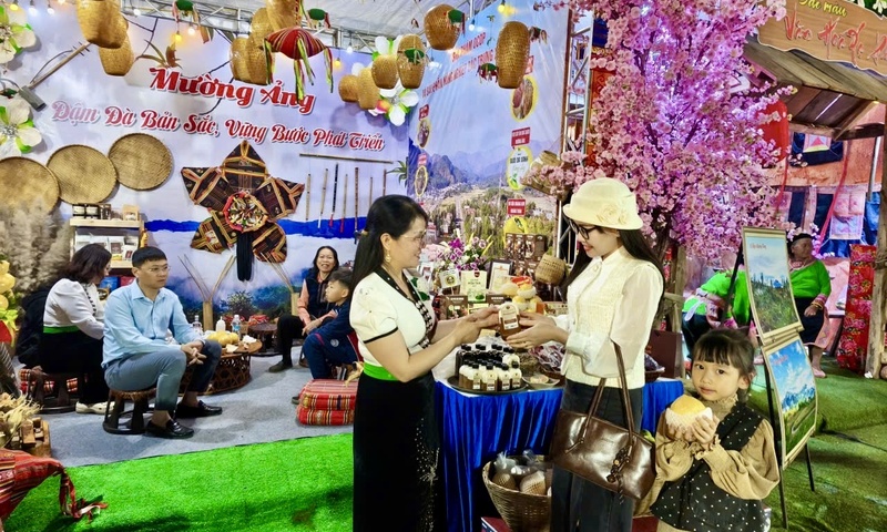 Không gian văn hóa, sản phẩm OCOP hút khách tại Lễ hội Hoa Ban