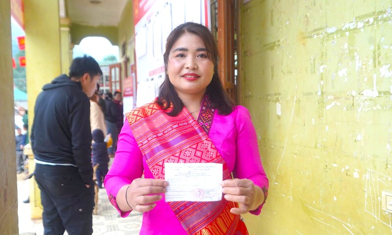 Đồng bào Tày Poọng dậy sớm, mặc đẹp, háo hức đi bầu cử 