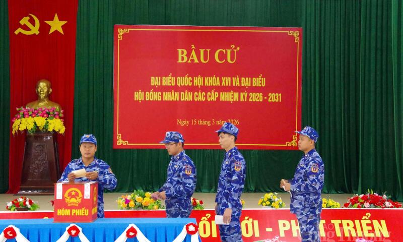 Cán bộ chiến sĩ Hải đội 212 gửi gắm niềm tin vào những lá phiếu