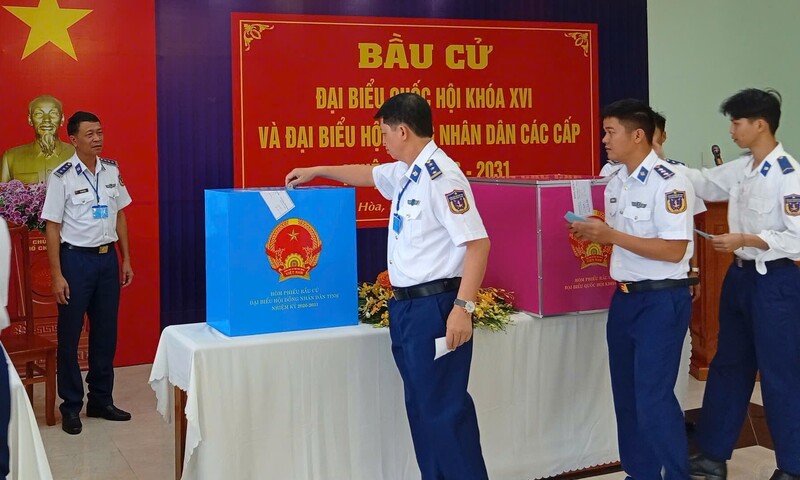 Cán bộ, chiến sĩ Vùng Cảnh sát biển 3 tham gia ngày hội toàn dân