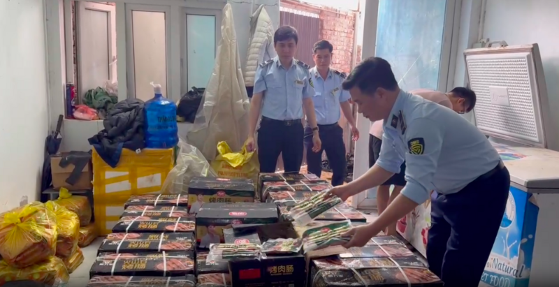 Hà Nội: Phát hiện gần 1 tấn thực phẩm nhập lậu tại phường Đông Ngạc