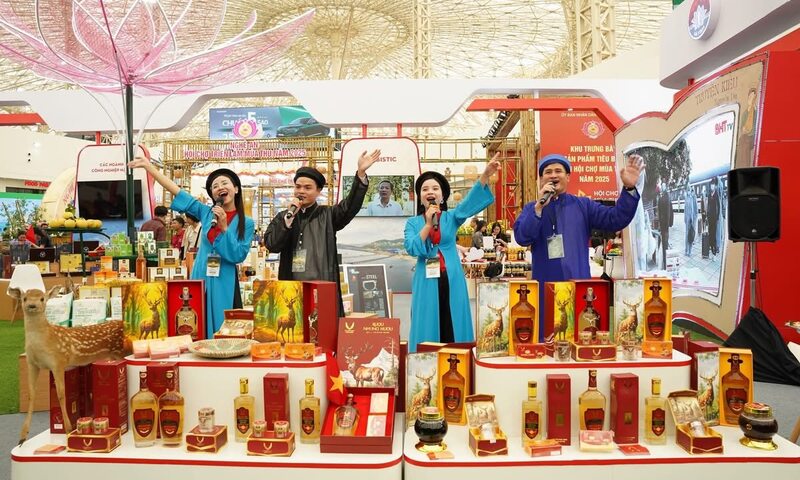 Từ tư duy 'bán cái mình có' đến chiến lược ‘mặc áo mới’ cho đặc sản