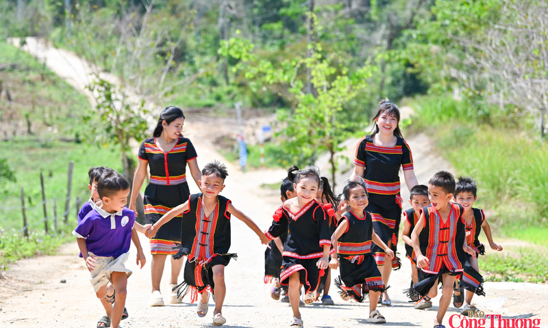 Đồng bào Giẻ Triêng rưng rưng hạnh phúc khi các con có trường học mới