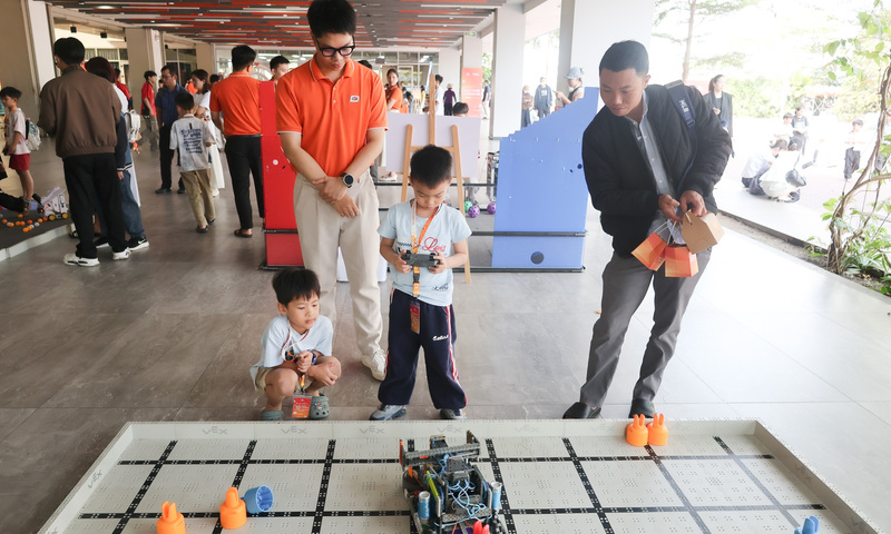 Học sinh Đà Nẵng trải nghiệm điều khiển robot tại Open Day 2026