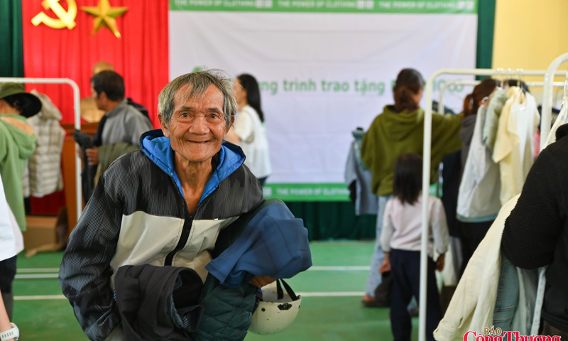 'Phiên chợ 0 đồng' giữa đại ngàn mang ấm áp đến đồng bào Giẻ Triêng 