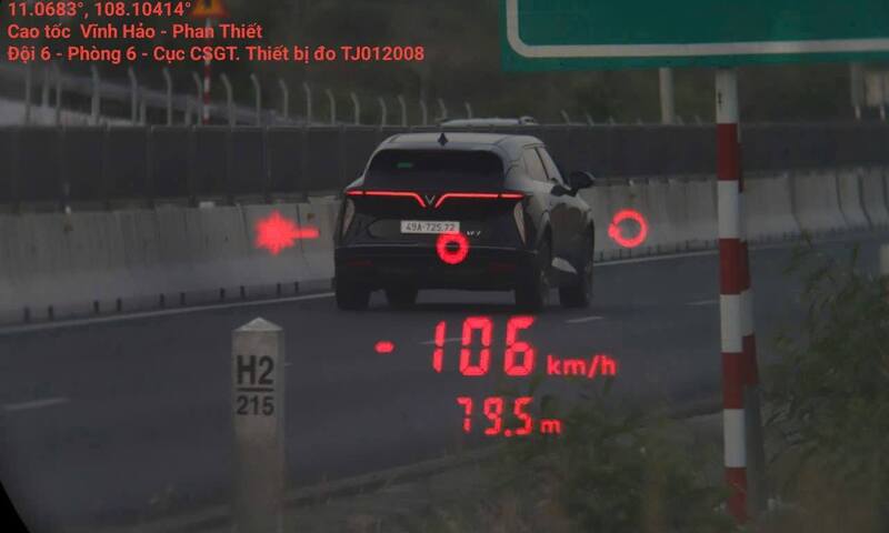 Cảnh sát giao thông tập trung xử lý vi phạm tốc độ trên tuyến cao tốc