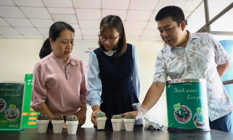 Đổi pin cũ lấy cây xanh: Lan tỏa lối sống xanh trong ngành Công Thương