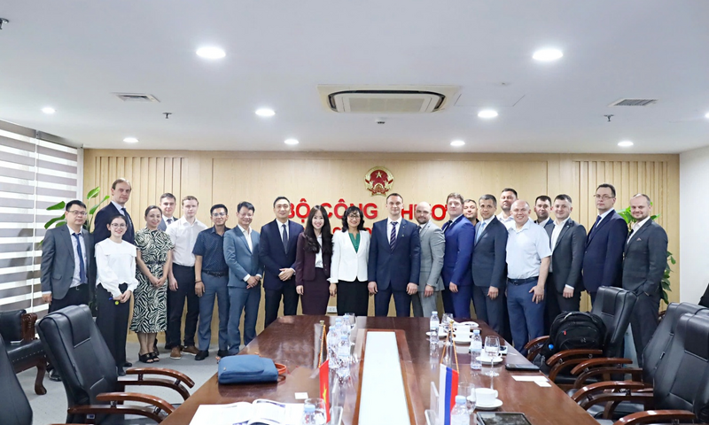 Thứ trưởng Phan Thị Thắng tiếp và làm việc với Phó Thống đốc tỉnh Tyumen, Liên bang Nga