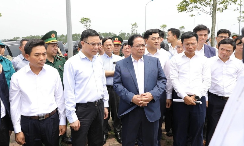 Thủ tướng Phạm Minh Chính khảo sát kho dự trữ dầu tại Thanh Hóa, chỉ đạo bảo đảm an ninh năng lượng quốc gia