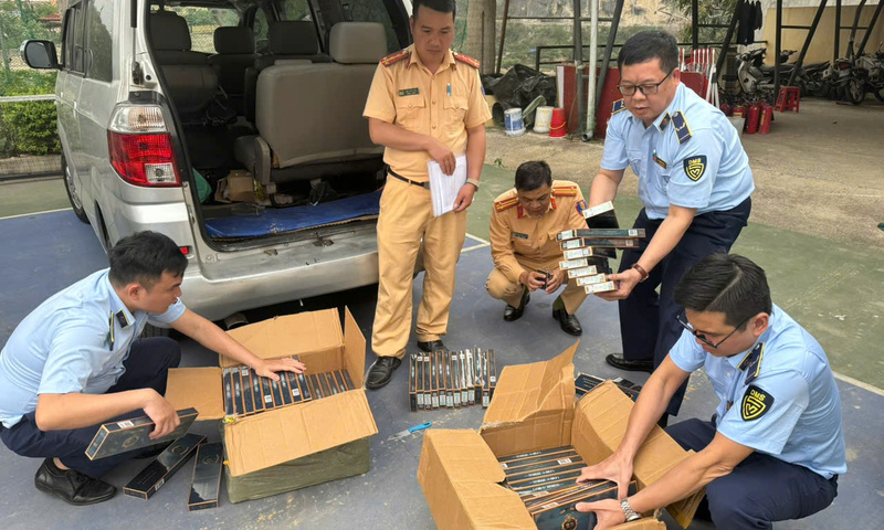 Lạng Sơn: Kiểm tra xe ô tô phát hiện gần 1.000 bao thuốc lá nhập lậu