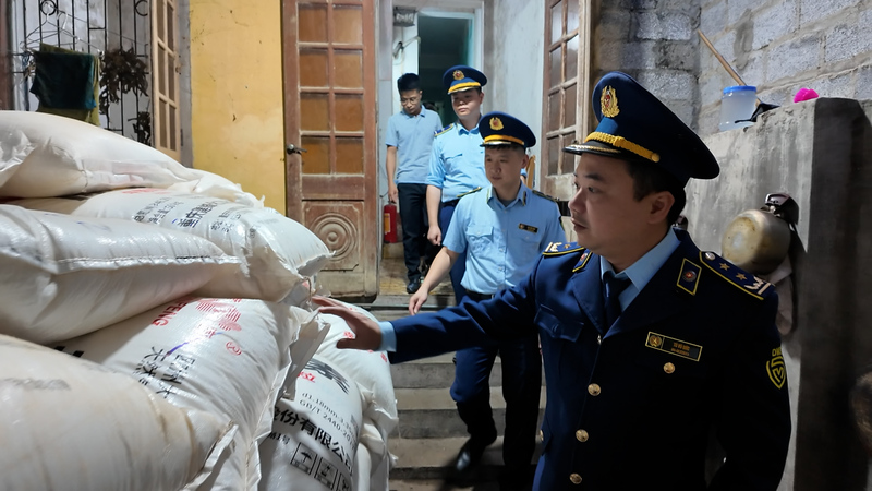 Cao Bằng: Xử lý 3 vụ vi phạm, thu giữ hơn 4 tấn phân bón nhập lậu