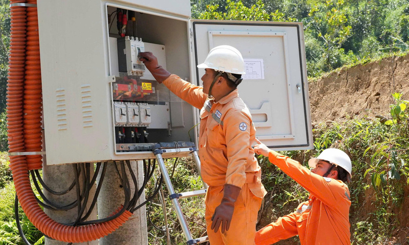 Đóng điện công trình cấp điện cho 123 hộ đồng bào Xơ Đăng ở Tu Thôn