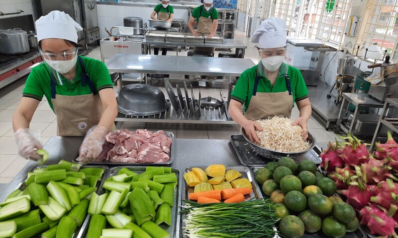 Siết chặt kiểm tra an toàn thực phẩm bếp ăn tập thể, trường học