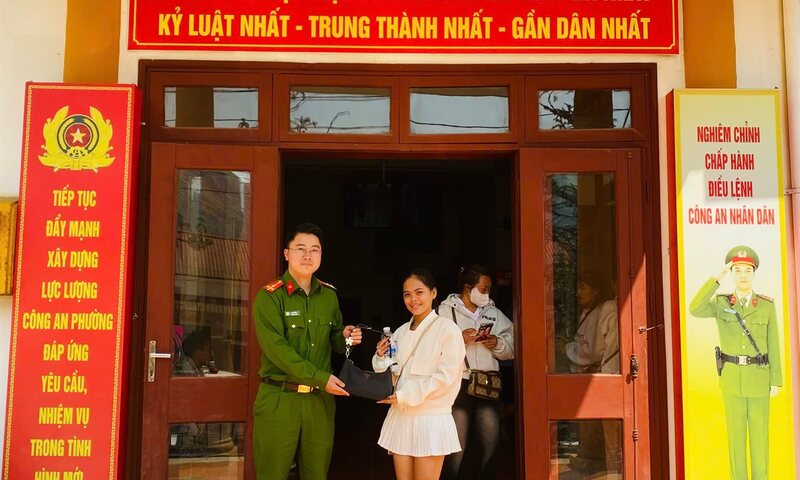 Công an phường Sa Pa hỗ trợ du khách nước ngoài tìm lại tài sản 