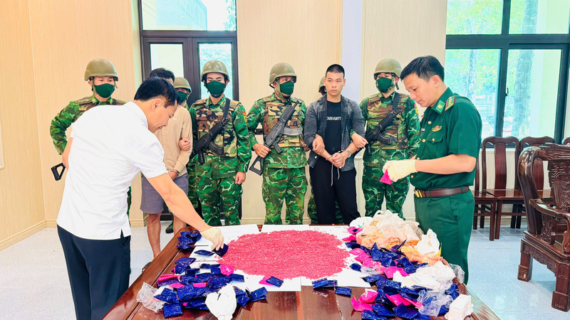 Bắt 2 đối tượng vận chuyển 24.000 viên hồng phiến ở biên giới Hà Tĩnh