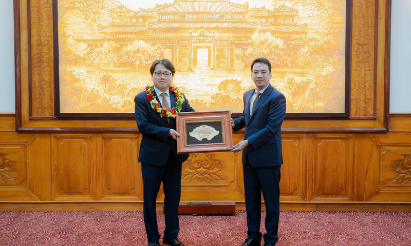 Tôn vinh 'Công dân danh dự thành phố Huế' cho ông Kang Bong Jun