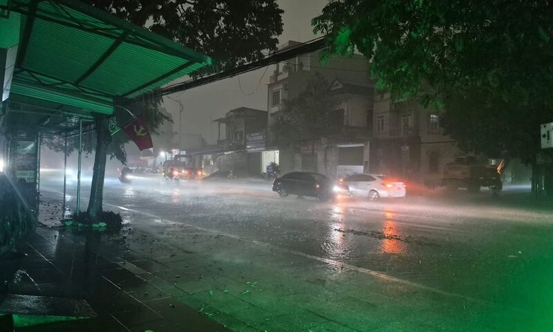 Mưa dông tại Thái Nguyên khiến nhiều nhà dân tốc mái