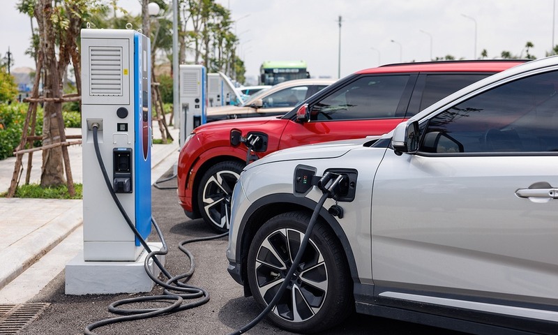 Tiết kiệm năng lượng từ chính sách miễn lệ phí trước bạ với ô tô điện