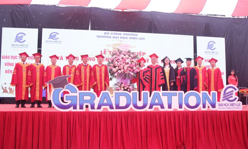 Trường Đại học Điện lực trao bằng tốt nghiệp cho gần 1.500 tân khoa