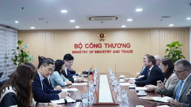 Thứ trưởng Phan Thị Thắng làm việc với Bộ trưởng Bộ Ngoại giao Estonia