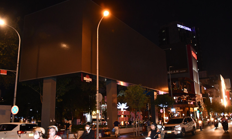 Tiết kiệm điện, hàng loạt biển quảng cáo lớn tắt điện sau 22 giờ 