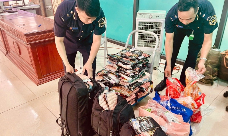 Liên tiếp phát hiện thực phẩm không rõ nguồn gốc vận chuyển qua biên giới