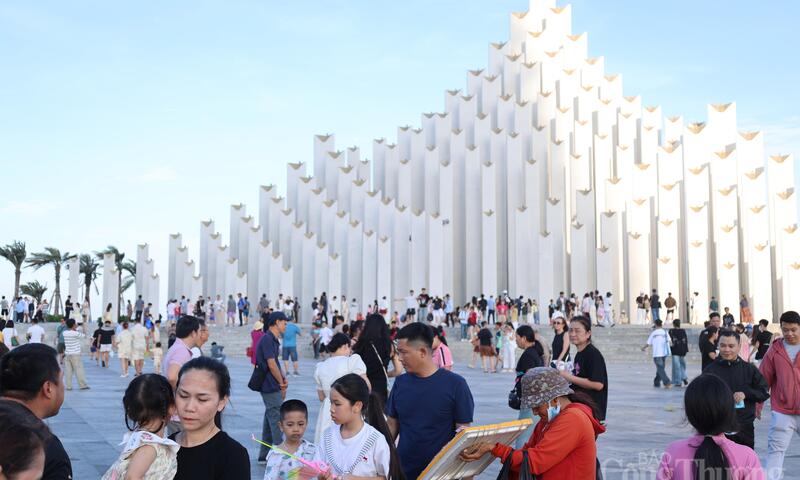 TP. Hồ Chí Minh: 'Biển người' đổ về biển xanh giải nhiệt dịp lễ 1/5