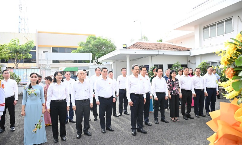 Chủ tịch Quốc hội dâng hương tại Di tích lịch sử - văn hóa quốc gia Dinh quận Hóc Môn