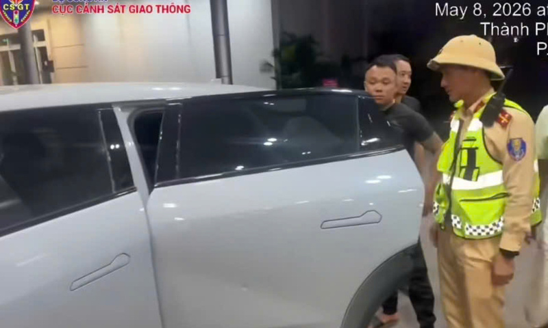 Cảnh sát giao thông mở đường đưa người bị tai nạn lao động đi cấp cứu