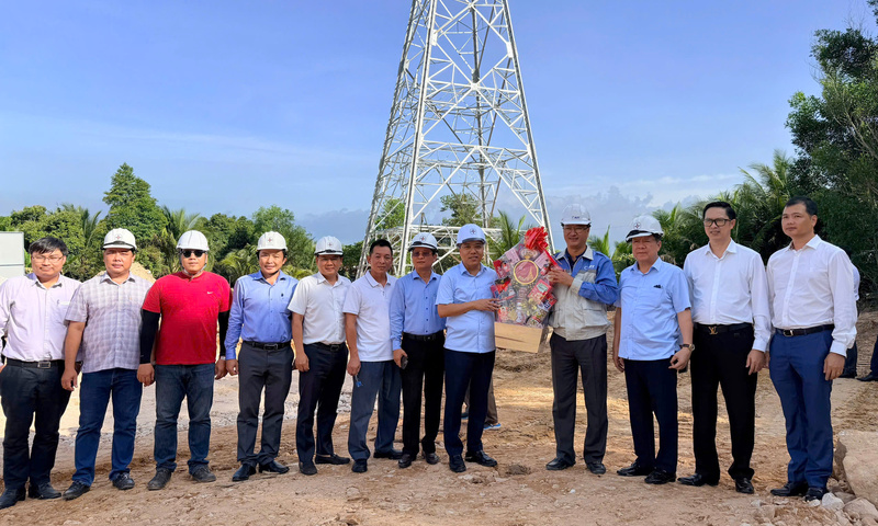 Chùm ảnh: Thứ trưởng Nguyễn Hoàng Long kiểm tra tiến độ lưới điện tại Phú Quốc