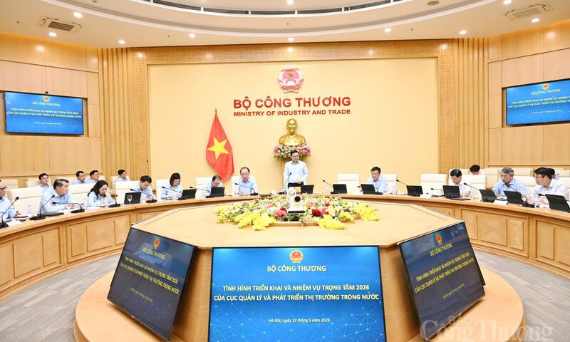 Chùm ảnh: Bộ trưởng Lê Mạnh Hùng làm việc với Cục Quản lý và Phát triển thị trường trong nước