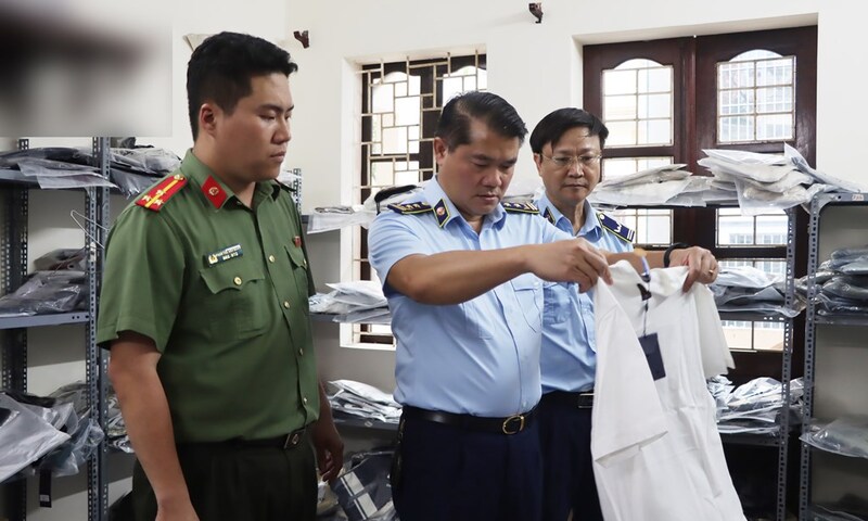 Hà Nội: Kiểm tra đột xuất, tạm giữ hơn 700 sản phẩm nghi giả nhãn hiệu