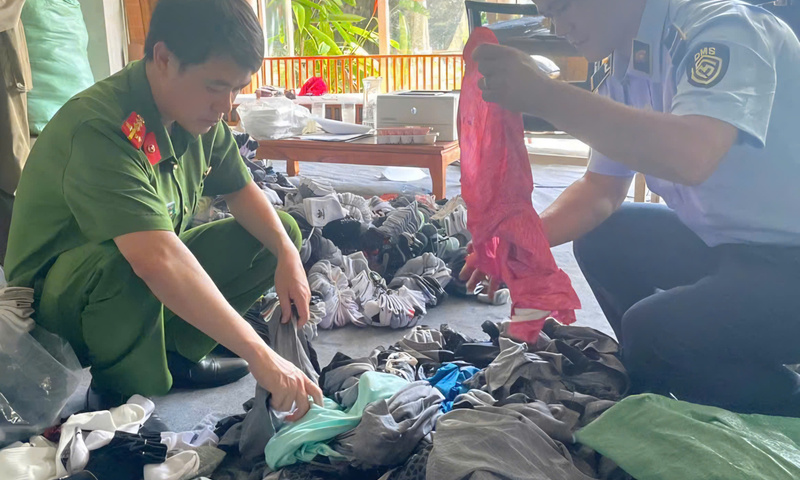 Hà Nội: Tạm giữ hơn 5.000 đôi tất, áo phông nghi giả mạo nhãn hiệu