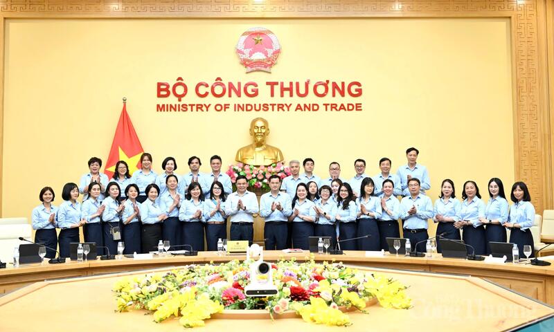 Bộ trưởng Lê Mạnh Hùng làm việc với Vụ Kế hoạch, Tài chính và Quản lý doanh nghiệp