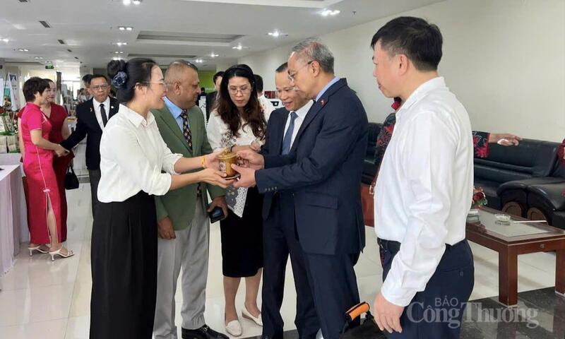 Người phụ nữ nuôi khát vọng đưa gốm Phù Lãng vươn xa