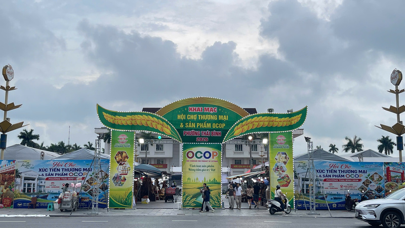 Sôi động hoạt động giao thương tại hội chợ sản phẩm OCOP Hưng Yên