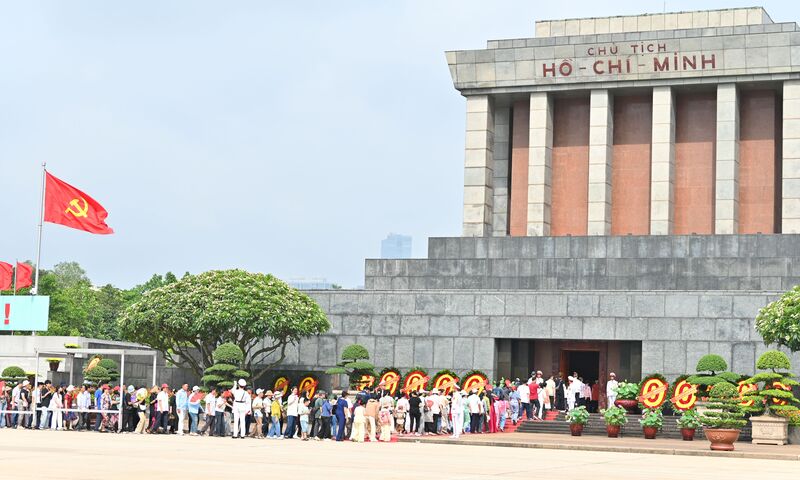 ‘Ngày ngày dòng người đi trong thương nhớ’