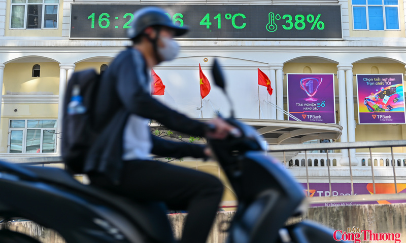 Người dân Hà Nội quay cuồng trong nắng nóng 41 độ