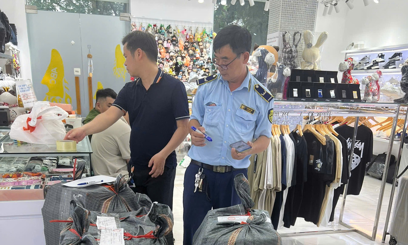 Hà Nội: Phát hiện hơn 1.300 sản phẩm nghi giả mạo nhãn hiệu