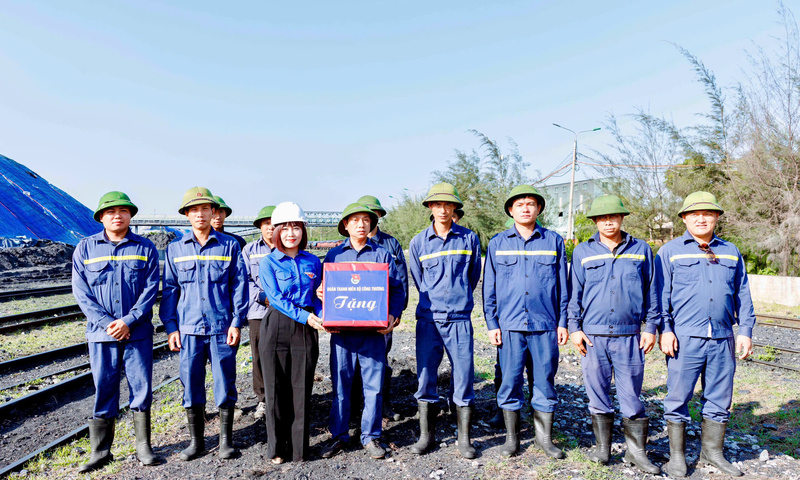 Thăm hỏi, động viên thanh niên công nhân tuyến đầu tại Công ty Kho vận Đá Bạc