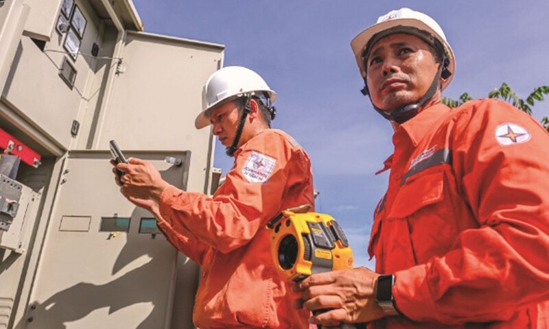 Không thể ném đá giấu tay khi ngành điện đang gồng mình