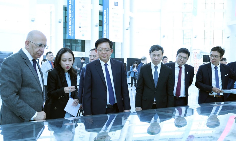 Phó Thủ tướng Hồ Quốc Dũng thăm đại học hàng đầu Kazakhstan và Trung tâm đổi mới sáng tạo Astana Hub