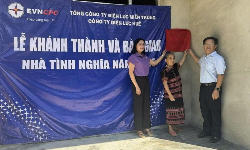 Điện lực Huế trao nhà tình nghĩa cho hộ gia đình có công với cách mạng