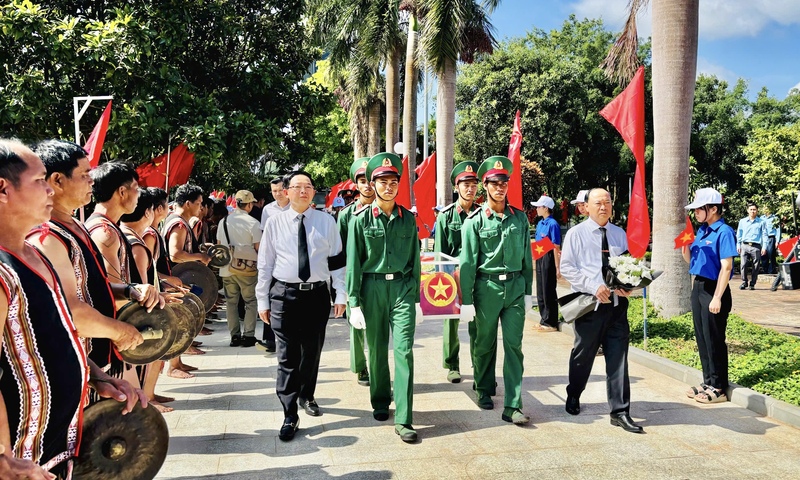 Phó Thủ tướng Hồ Quốc Dũng dự lễ truy điệu, an táng 18 hài cốt liệt sĩ quân tình nguyện hy sinh tại Campuchia