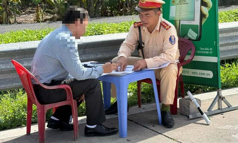 Xử phạt, trừ điểm bằng lái với lái xe dừng xe đi vệ sinh trên cao tốc